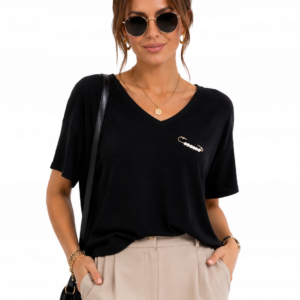 T-SHIRT DAMSKI WIYA CZARNY V OVERSIZE Z OZDOBNĄ AGRAFKĄ 50% BAWEŁNY UNI
